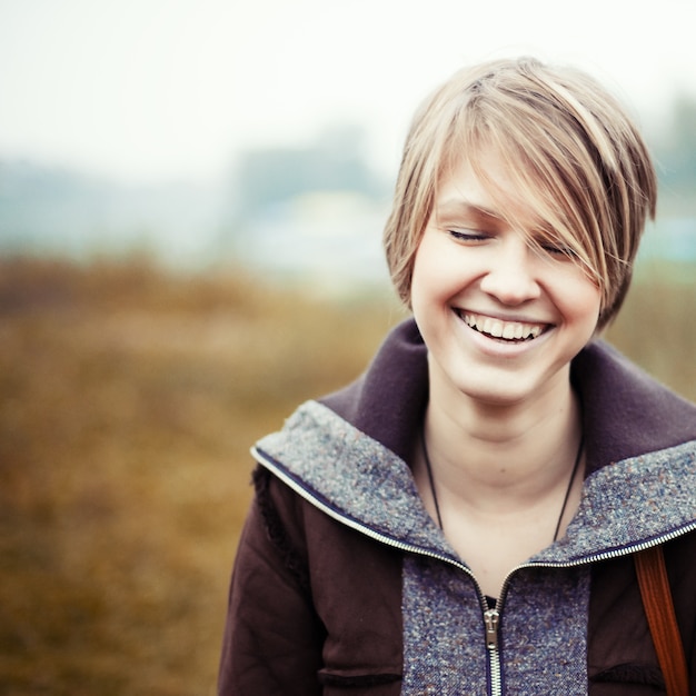 Free photo close-up of short-haired woman with a nice smile