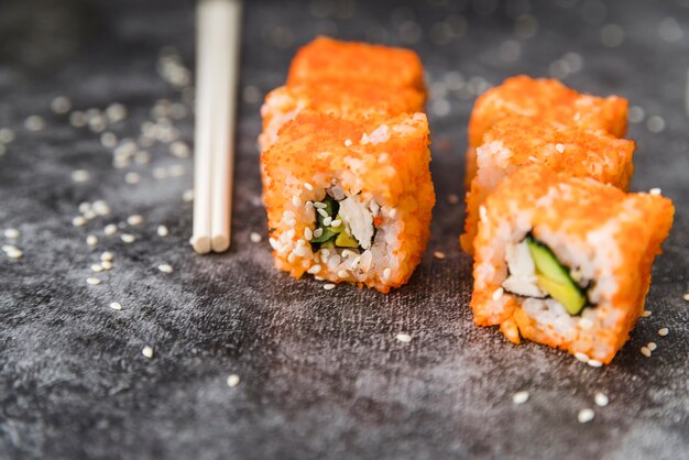 Крупный план аранжированных суши с кунжутом