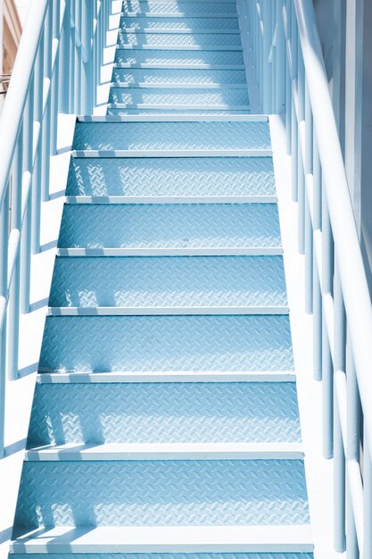 青色のパステル階段のショットを閉じます