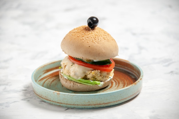 Крупным планом снимок домашнего вкусного бутерброда с черными оливками на тарелке на окрашенной белой поверхности со свободным пространством