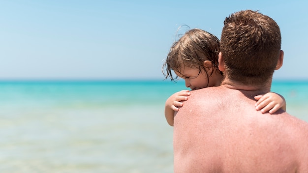 Foto gratuita chiuda sul colpo con il padre che tiene suo figlio