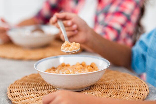 Fratelli germani del primo piano a casa che mangiano prima colazione