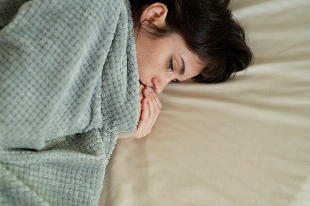 Крупным планом больная женщина спит