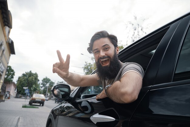 車を運転して幸せな男の側の肖像画を閉じる