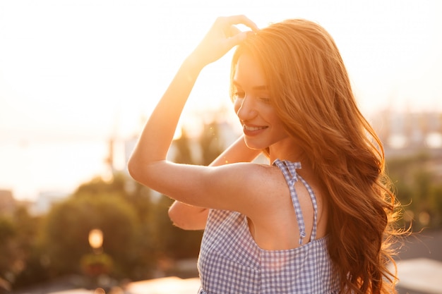 Foto gratuita chiuda sulla vista laterale della donna dello zenzero in vestito