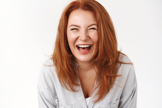 Free photo close-up sincere carefree joyful redhead mature woman enjoy family summer vacation laughing out loud smiling toothy grin with eyes careless aging self-accept own wrinkles look fresh upbeat