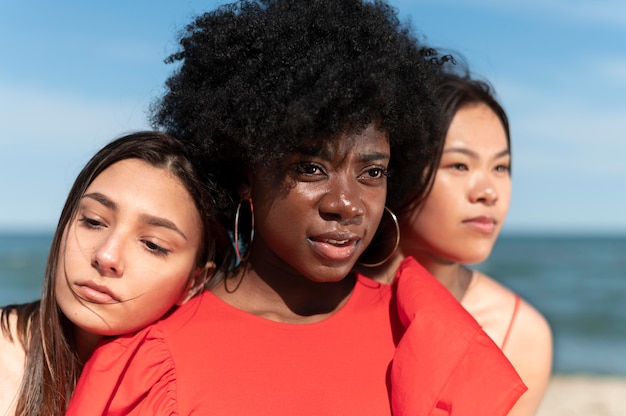 Free photo close up sisterhood at beach