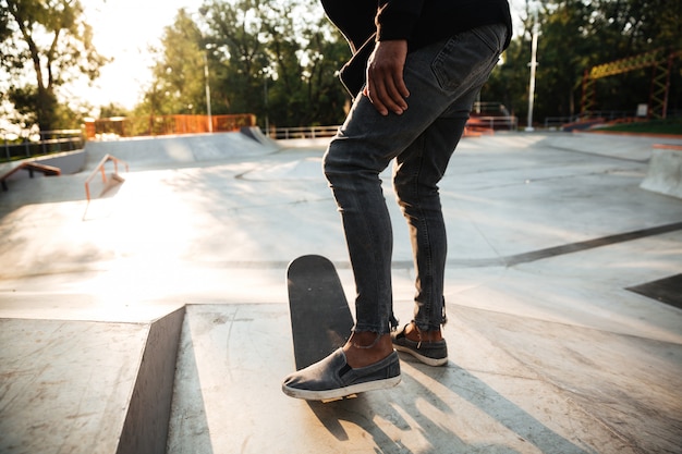 Free photo close up of skateboarders feet skating