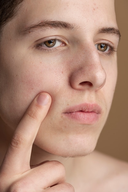 Foto gratuita primo piano sui pori della pelle durante la routine di cura del viso