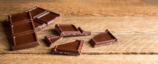 Крупный план нарезанный шоколад