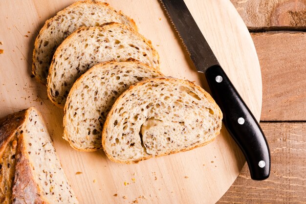 Крупным планом ломтики хлеба и нож