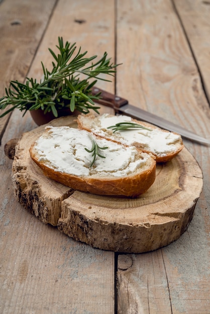 Foto gratuita fette di pane del primo piano con formaggio sulla cima