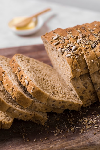 Foto gratuita fette di pane del primo piano sul bordo di legno