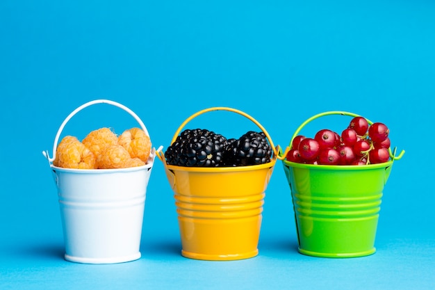 Free photo close-up of small buckets with berries