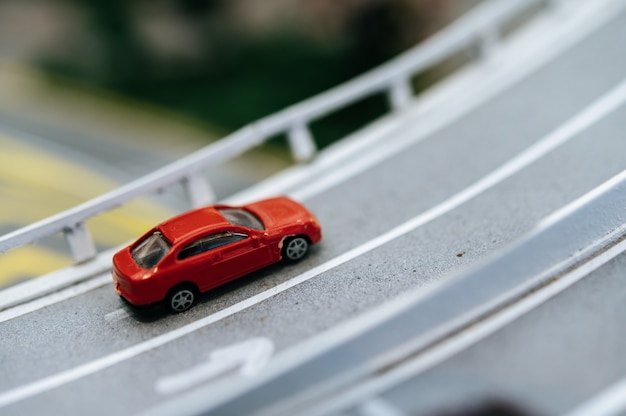 道路、交通概念上の小型車モデルのクローズアップ。