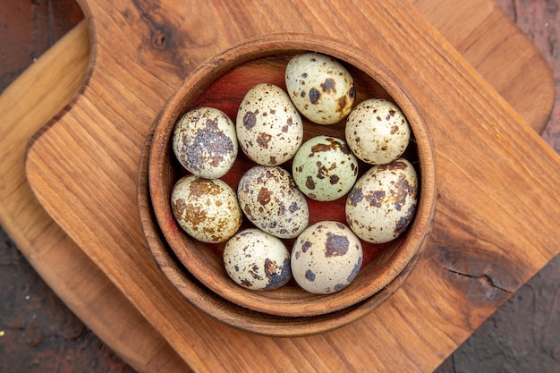 Крупным планом на маленькие яйца в деревянном горшке