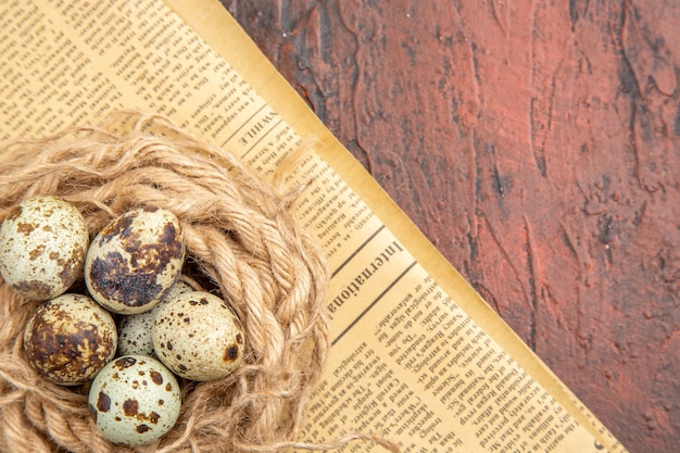 Free photo close up on small fresh eggs in wooden pot