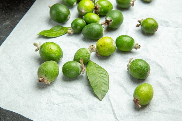 작은 비타민 폭탄 신선한 feijoas 과일에 가까이