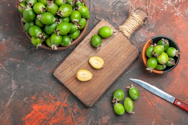 Primo piano su piccoli frutti di feijoas freschi di bomba vitaminica