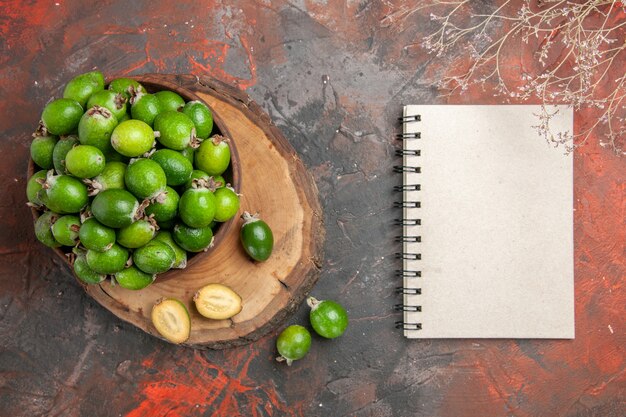 작은 비타민 폭탄 신선한 feijoas 과일에 가까이