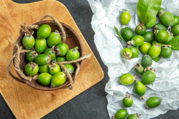 Primo piano su piccoli frutti di feijoas freschi di bomba vitaminica