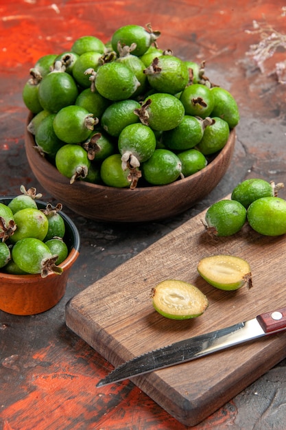 Foto gratuita primo piano su piccoli frutti di feijoas freschi di bomba vitaminica