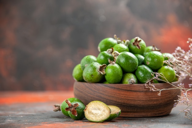 Foto gratuita primo piano su piccoli frutti di feijoas freschi di bomba vitaminica