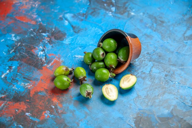 작은 비타민 폭탄 신선한 feijoas 과일에 가까이