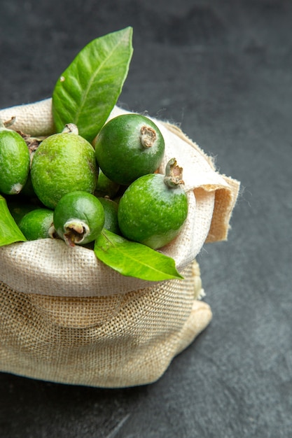 작은 비타민 폭탄 신선한 feijoas 과일에 가까이