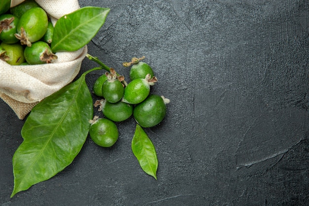 작은 비타민 폭탄 신선한 feijoas 과일에 가까이