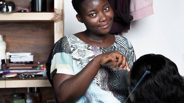 Free photo close-up smiley african woman