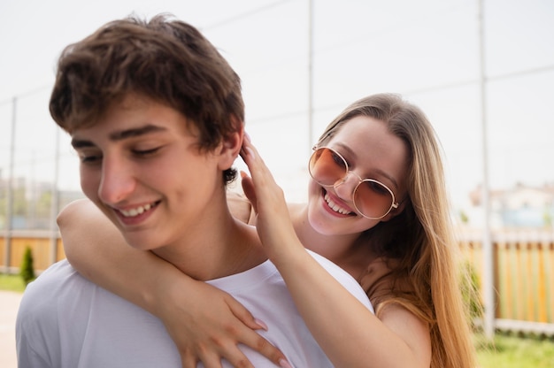 Foto gratuita close up smiley ragazzo e ragazza