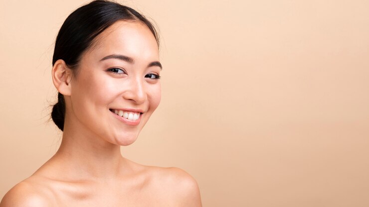 Free Photo close-up smiley brunette model looking at the camera 