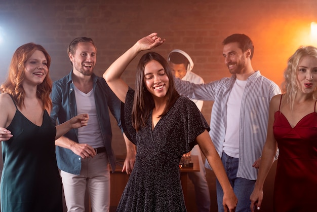 Free photo close up smiley friends dancing