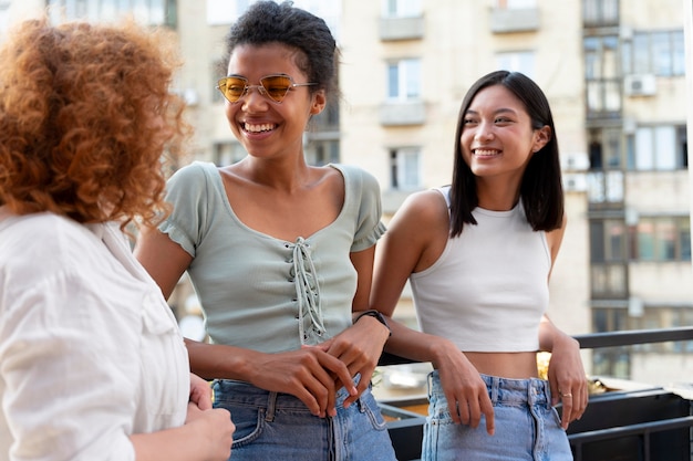 Foto gratuita chiuda in su amici sorridenti all'aperto