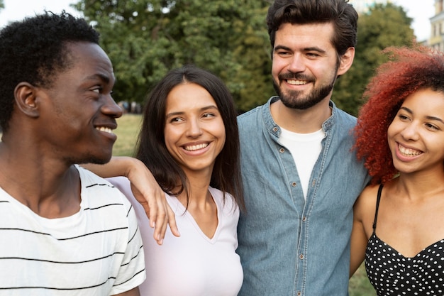 Foto gratuita chiuda in su amici sorridenti all'aperto