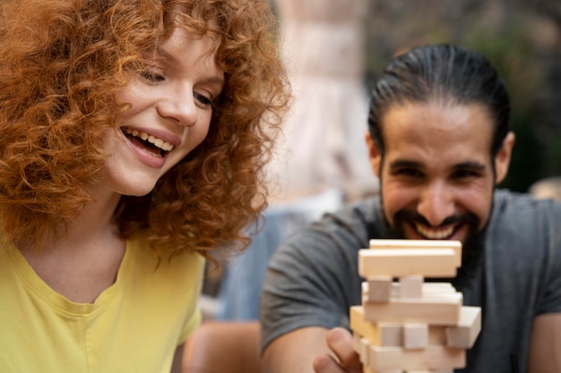 Foto gratuita amici sorridenti ravvicinati che giocano