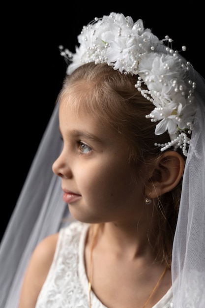 Free photo close up smiley girl wearing crown