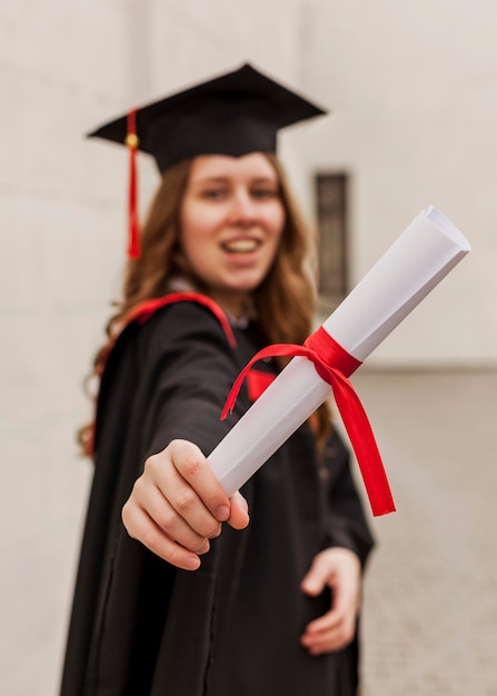 Free photo close-up smiley girl with diploma