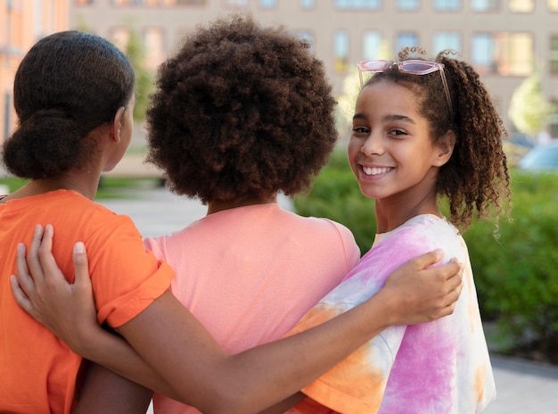 Foto gratuita chiudere i bambini sorridenti all'aperto