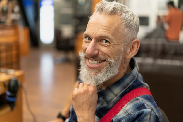 Free photo close up smiley man at salon