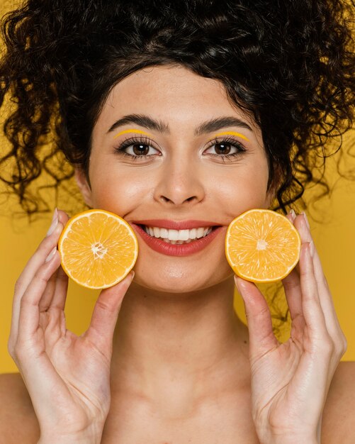 무료 사진 레몬과 함께 클로즈업 웃는 모델
