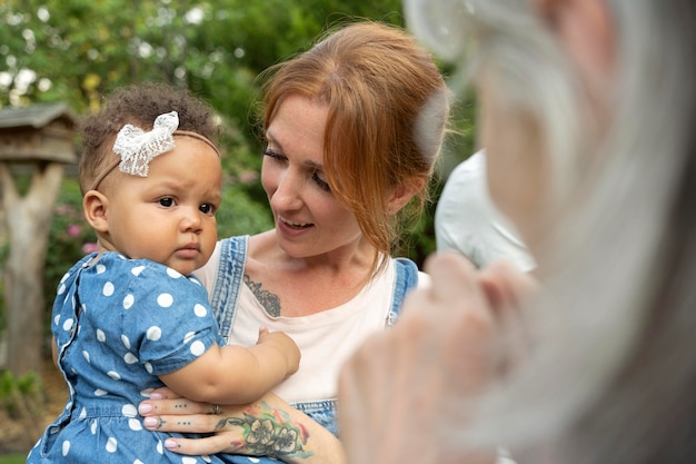 Foto gratuita primo piano sorridente madre con bambino