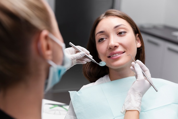 Primo piano paziente sorridente all'appuntamento dal dentista