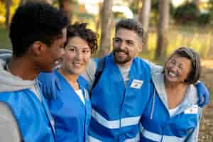 Foto gratuita chiudere le persone sorridenti insieme