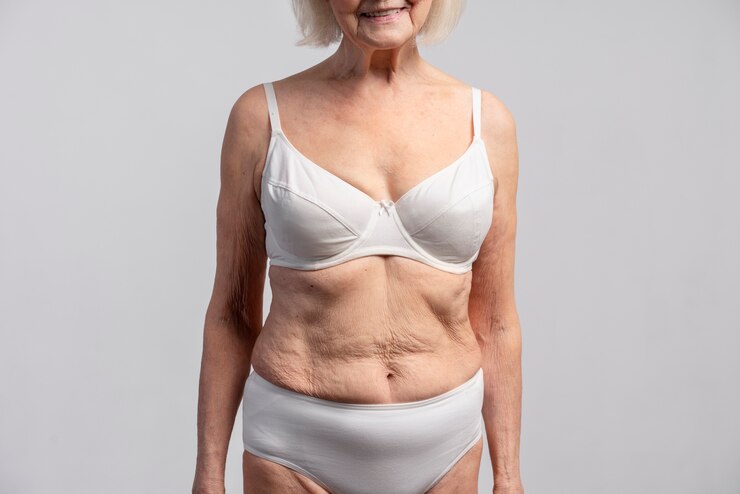 무료 Photo 웃는 수석 여자 초상화를 닫습니다