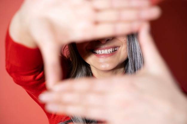 Foto gratuita chiuda sulla posa senior della donna di smiley