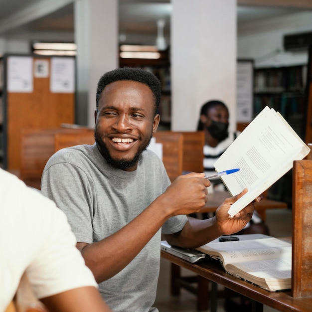 Chiuda sul libro della holding dello studente di smiley