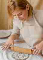 Free photo close-up smiley woman doing pottery