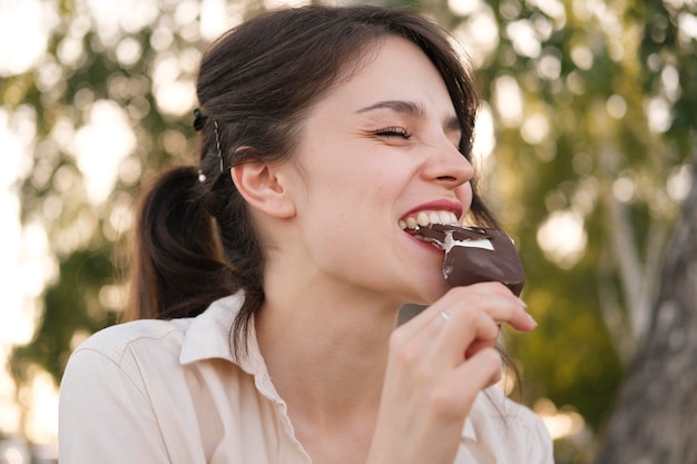 Крупным планом смайлик женщина ест мороженое